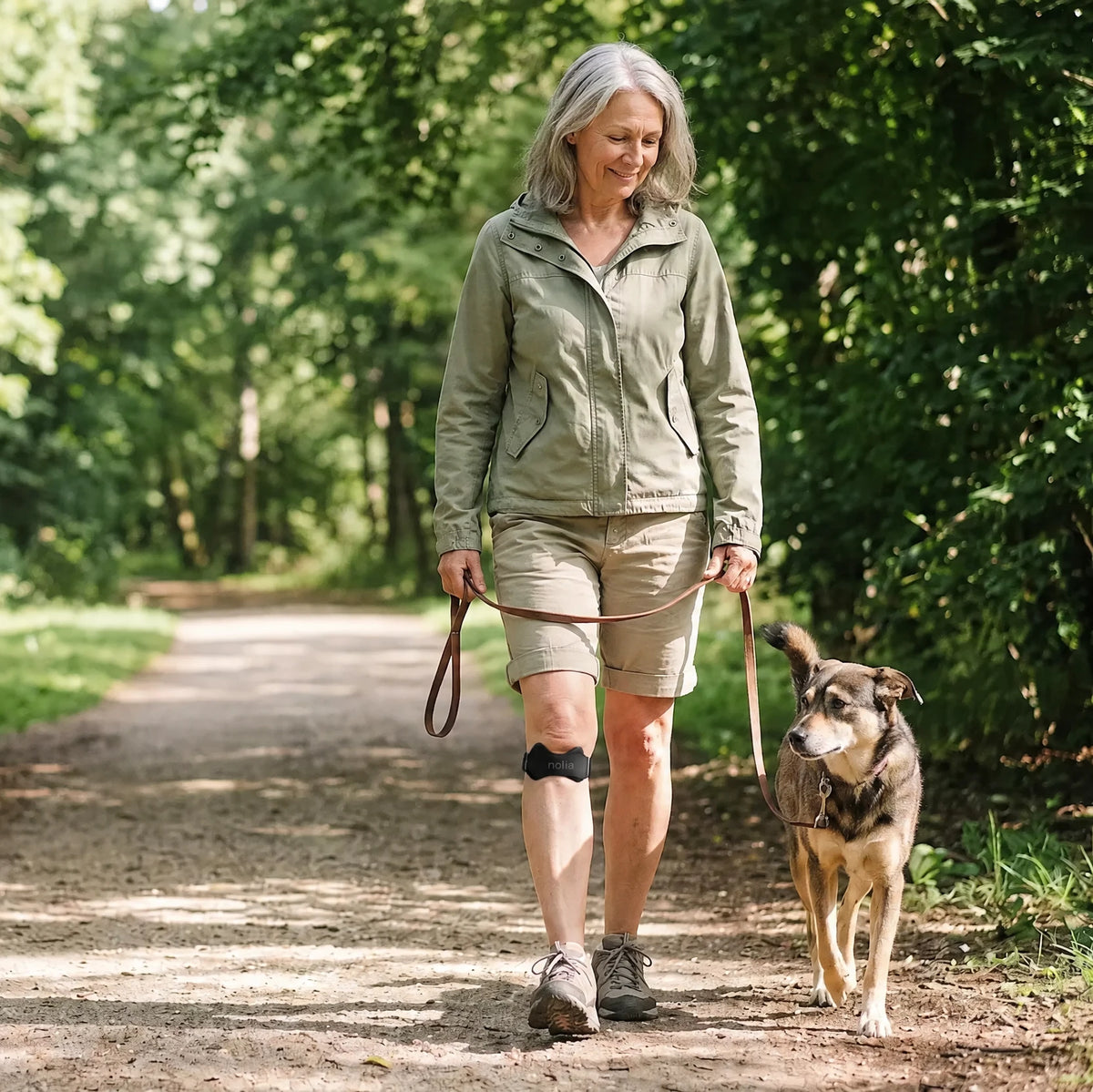 Mulher a caminhar com o cão na floresta, com a correia rotuliana nolia